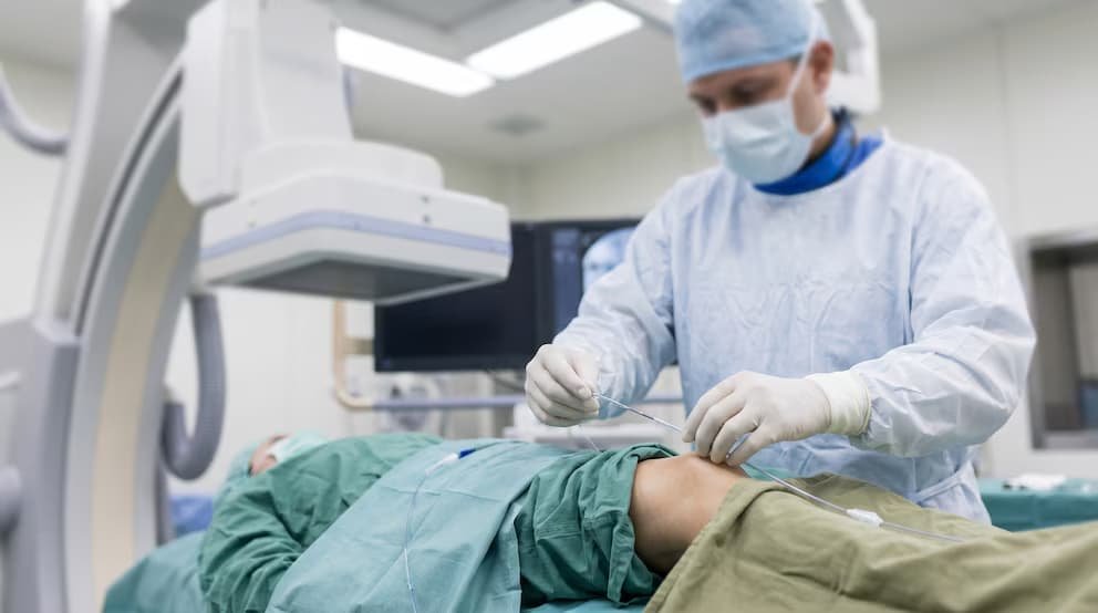 Artrosis de rodilla: técnica mínimamente invasiva reduce el dolor durante un año