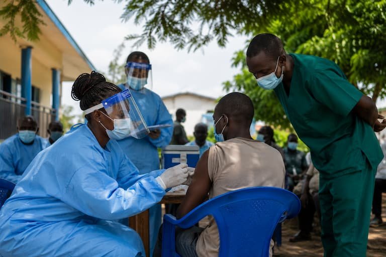 Oxford prueba en humanos una vacuna contra el ébola Bundibugyo