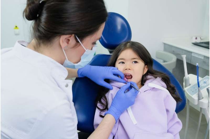 Tratamiento sin taladro frena caries graves en niños pequeños