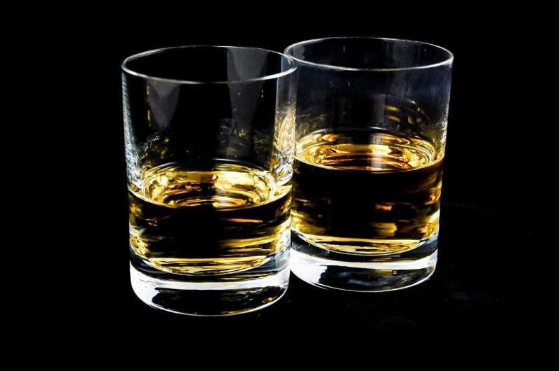 Servir alcohol a los adultos puede influir en los niños