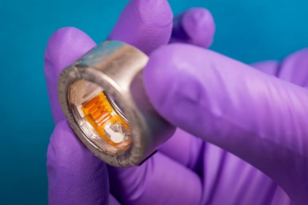 Anillo inteligente mide glucosa y otros biomarcadores en el sudor